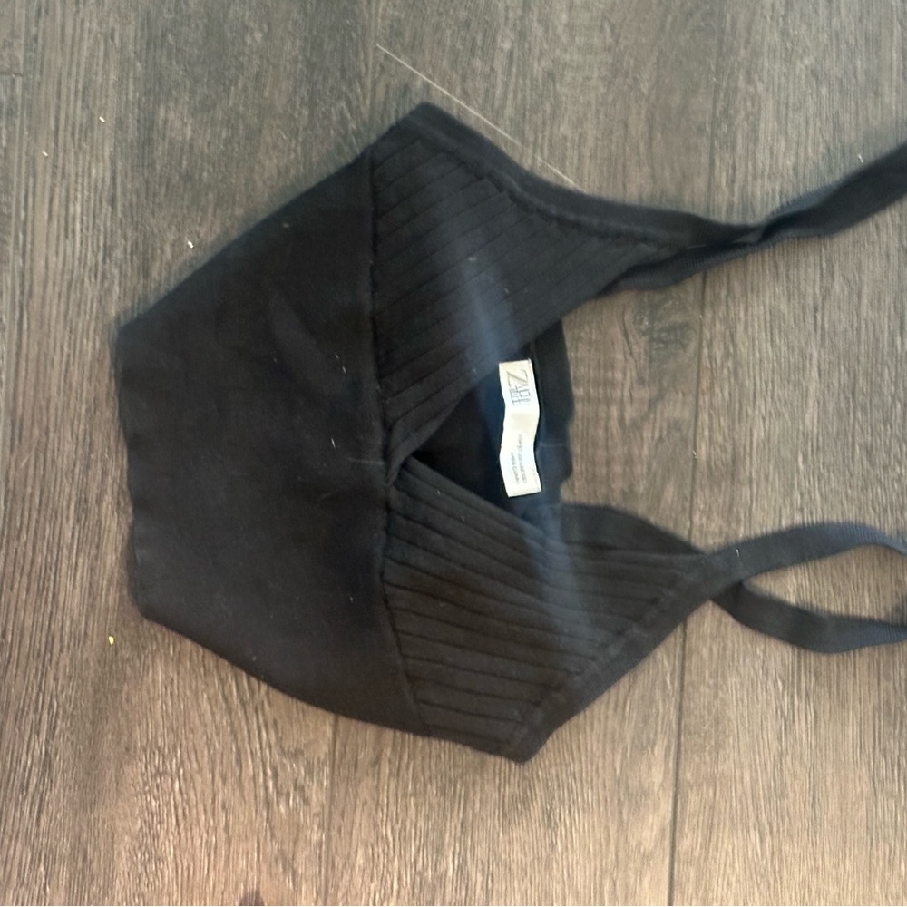 Black v neck crop